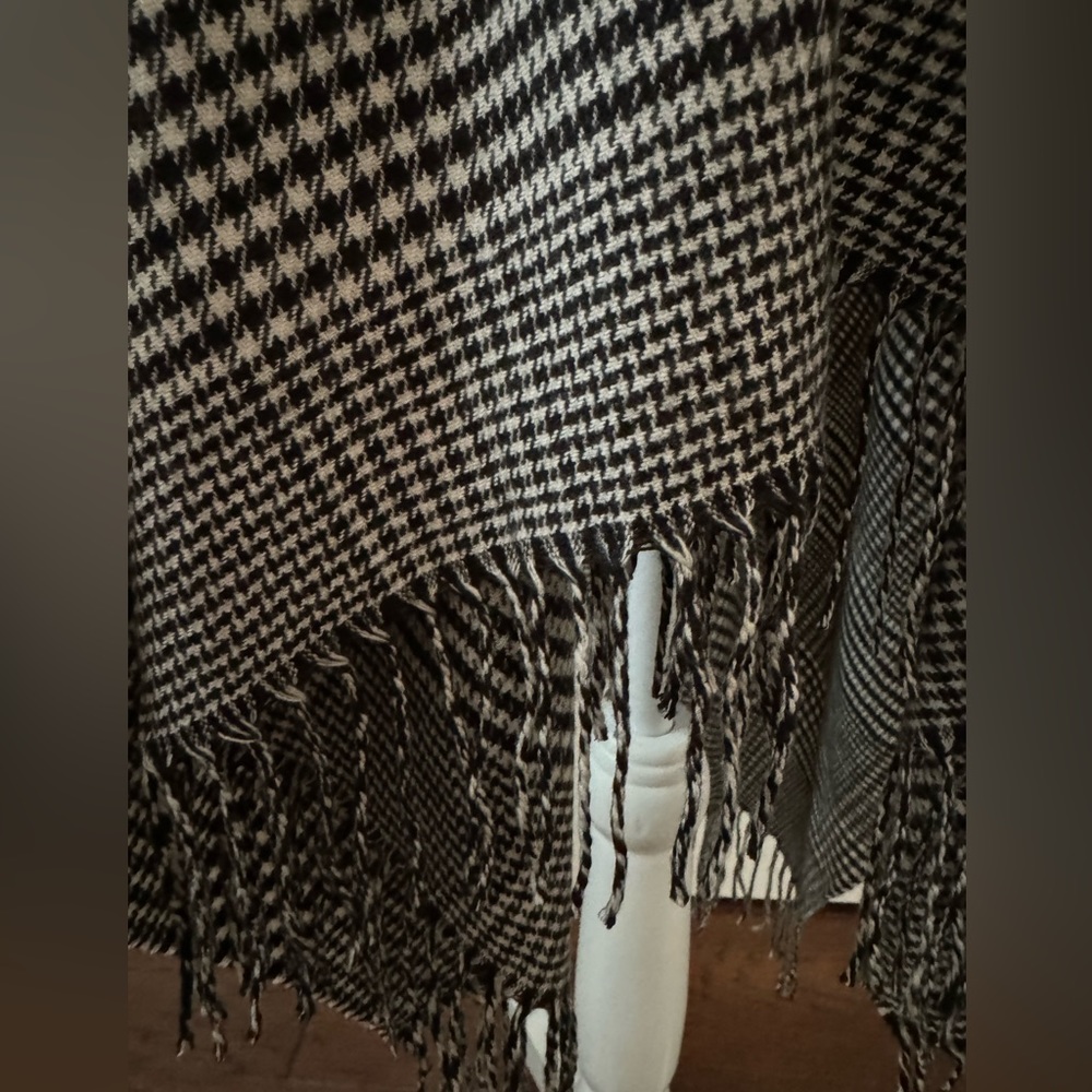 NWOT Cejon Black White Houndstooth Open Front Fringe Poncho Cape OS - Picture 6 of 11